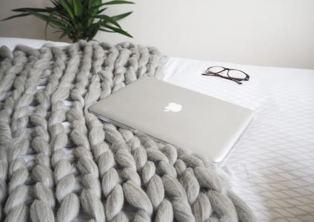 Easy DIY Hand Knit Blanket Tutorial with Chunky Yarn 