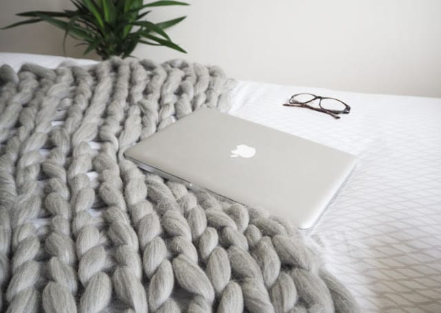 How to Arm Knit a Chunky Blanket in Less Than 1 Hour