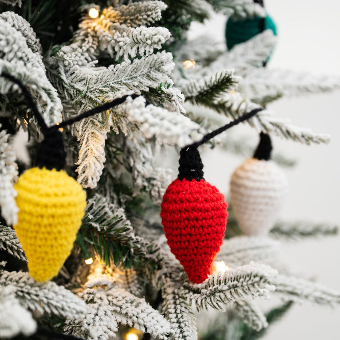 Merry & Bright Christmas Lights Garland Crochet Kit - Wool Couture