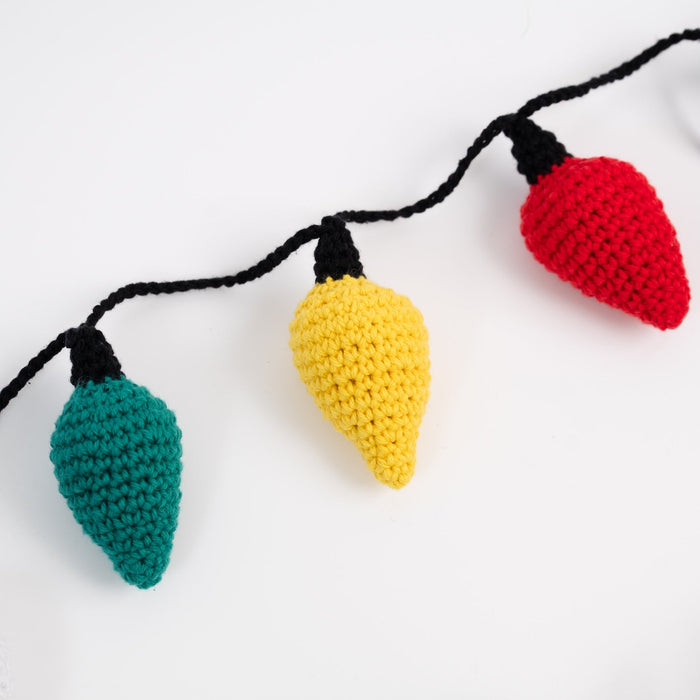 Merry & Bright Christmas Lights Garland Crochet Kit - Wool Couture