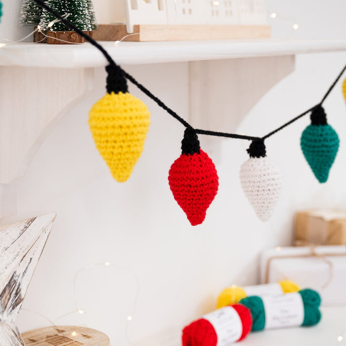 Merry & Bright Christmas Lights Garland Crochet Kit - Wool Couture
