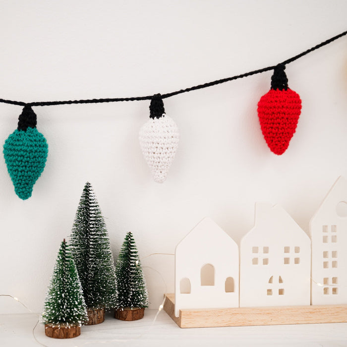 Merry & Bright Christmas Lights Garland Crochet Kit - Wool Couture