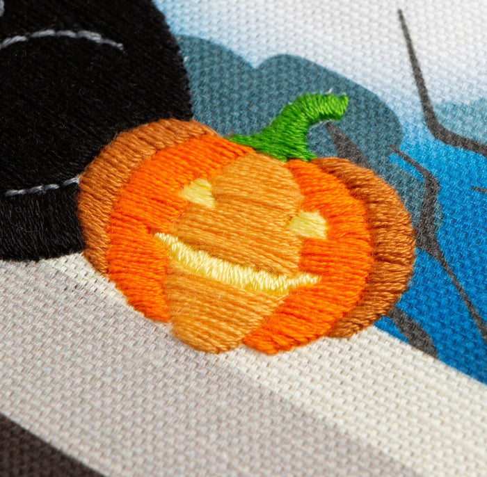 Embroidery Kit - Black Cat Halloween 7" - Wool Couture